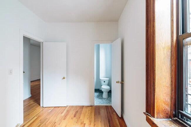 Building Photo - 2 Bank St