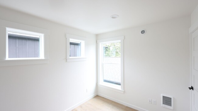 Building Photo - 3 Bed 2 Bath - A/C Mini-split - Fabulous F...