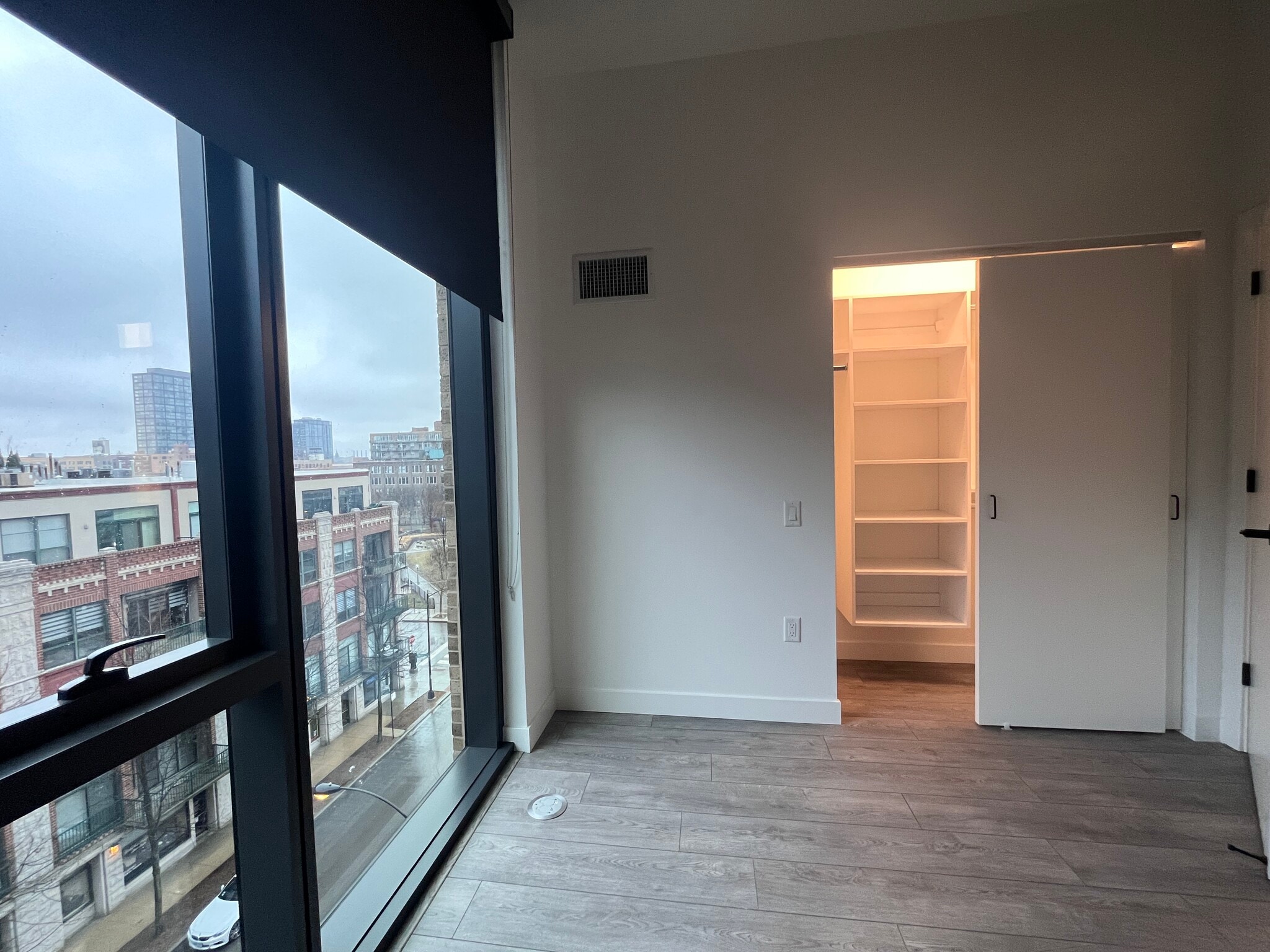 Building Photo - 841 W Monroe St