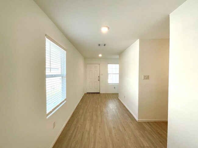 Building Photo - *MOVE IN SPECIAL* Beautiful 4BR/2BA Home with Fenced Yard & Garage!