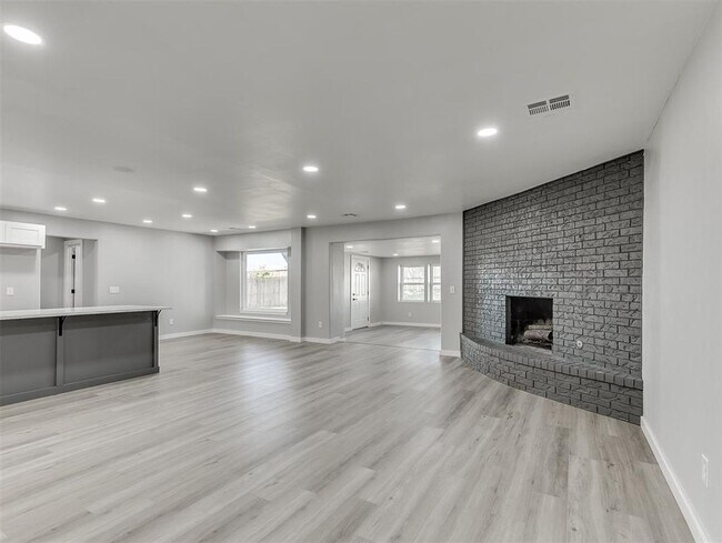 Building Photo - Look at this beautiful home!! 4 bed, 3 full baths!