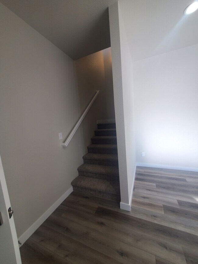 Building Photo - Updated and Very Spacious 3 Bedroom Townho...