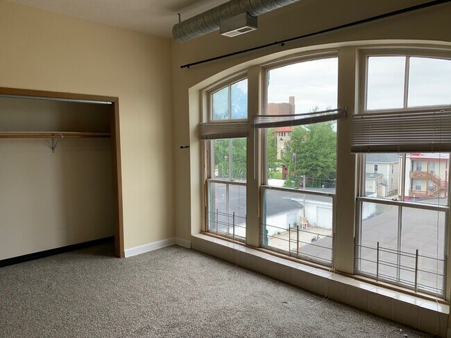 Building Photo - 215 Douglas St