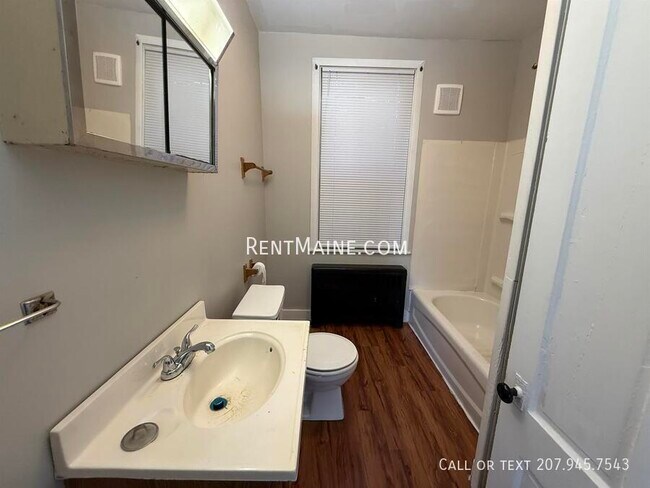 Building Photo - 600 S Main St