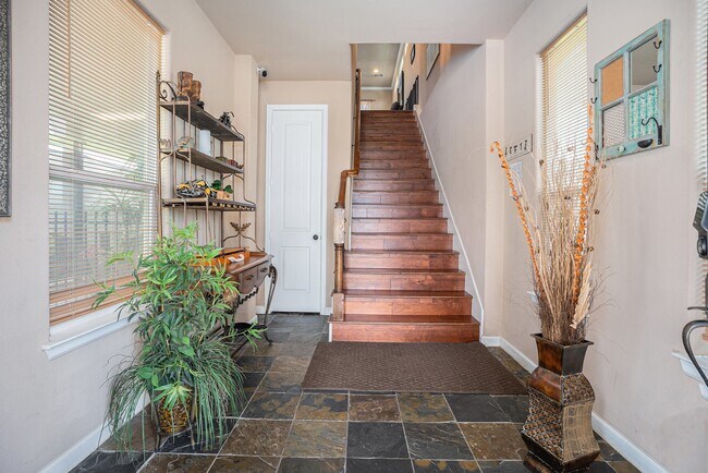 Building Photo - 1333 N Meyer Ave