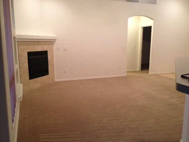 Building Photo - 6956 E Sandhurst Dr