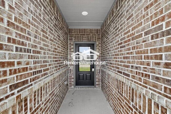 Building Photo - MOVE IN READY COMPLETELY UPDATED - 3BED/2B...