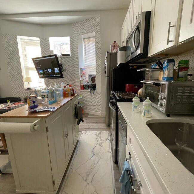 Building Photo - Modern & Renovated apartment with in-unit washer & dryer