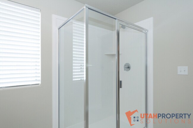 Building Photo - 995 W 360 S