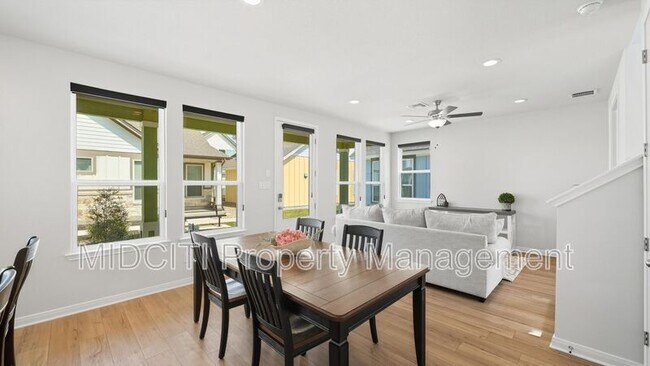 Building Photo - 2133 Hofstaat