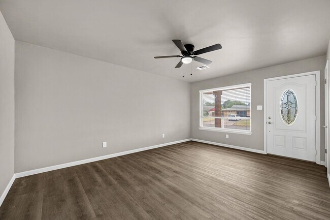 Building Photo - 509 NE Cimarron Cir