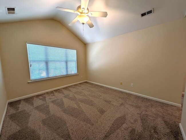 Building Photo - Charming, 2 Story End Unit Townhouse located in the Glenlea Park Community!