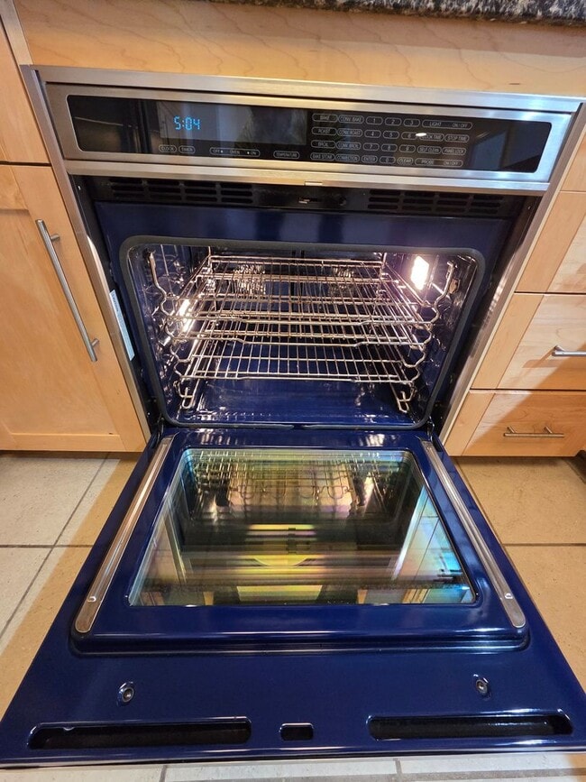 Building Photo - Immaculate Contemporary Living in Kaka‘ako- 2 bedroom, 2 bathroom, 2 covered parking stall, and I...