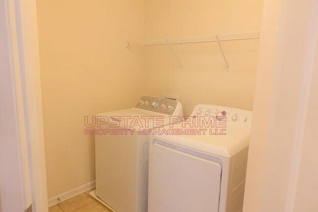 Building Photo - 204 Alderside Pl