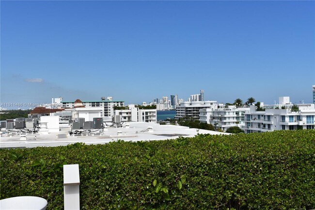 Building Photo - 9940 W Bay Harbor Dr