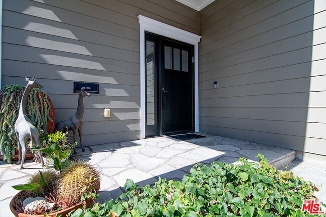Building Photo - 2947 Kelton Ave