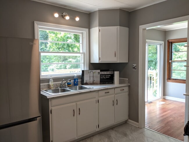 Building Photo - 3812 Thrall Dr