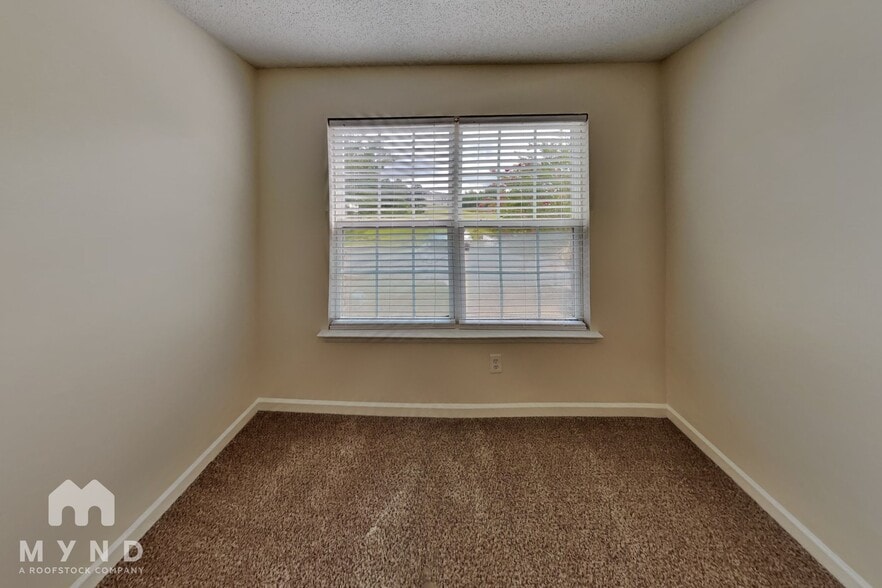 Building Photo - 6332 Hickory Ln Cir