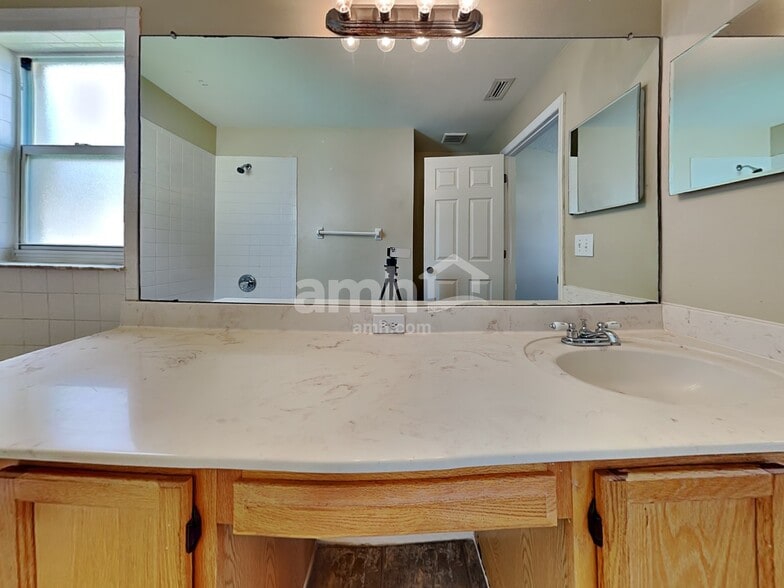 Building Photo - 27346 Breakers Dr