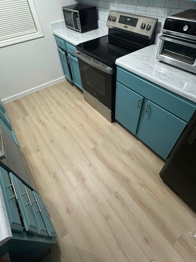 Building Photo - 116 Five Oaks Dr