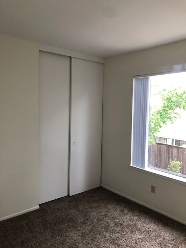 Building Photo - 4 Bed/2.5 Bath  Two Story Home in San Diego