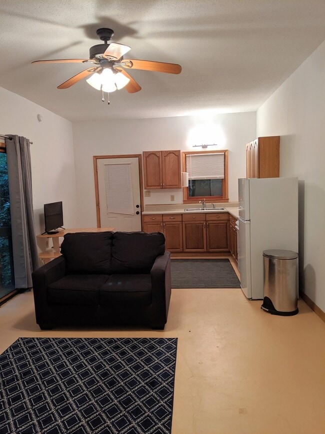 Building Photo - ***SCHOOL YEAR RENTAL ONLY Available through MAY 15TH ***