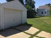 Building Photo - Spacious 3 Bedroom Single Family Home with Garage