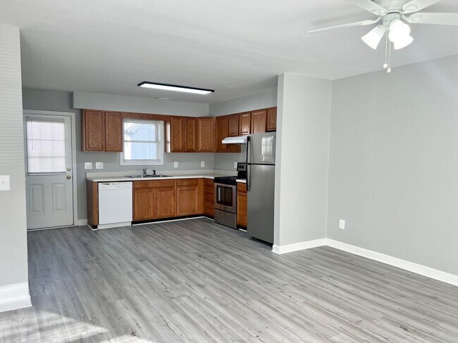 Building Photo - 654 Lakeside Ave
