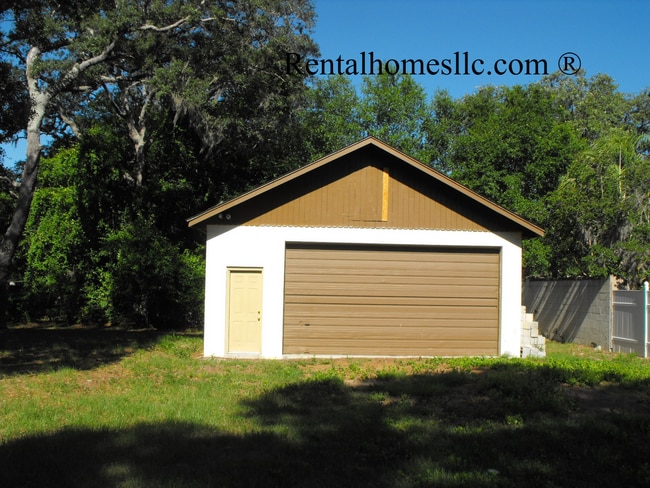 Building Photo - Total Privacy Home, Huge Detached Garage & No HOA in Beautiful Lake Mary