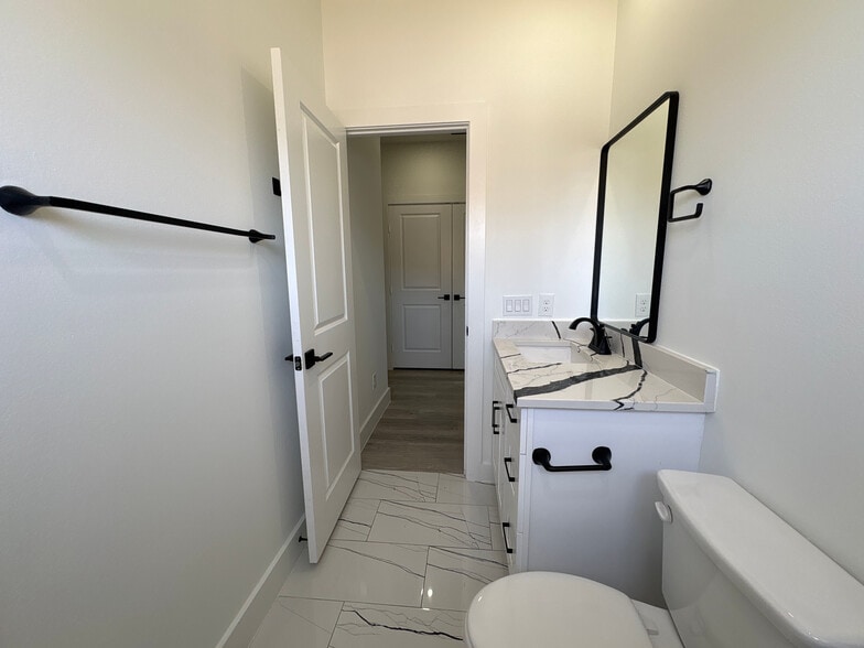 Building Photo - Room in Duplex on Wendelkin St
