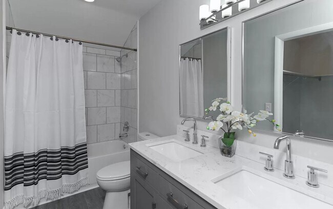Building Photo - 3 Bedroom 3 Bathroom Condo in Yacht Cove