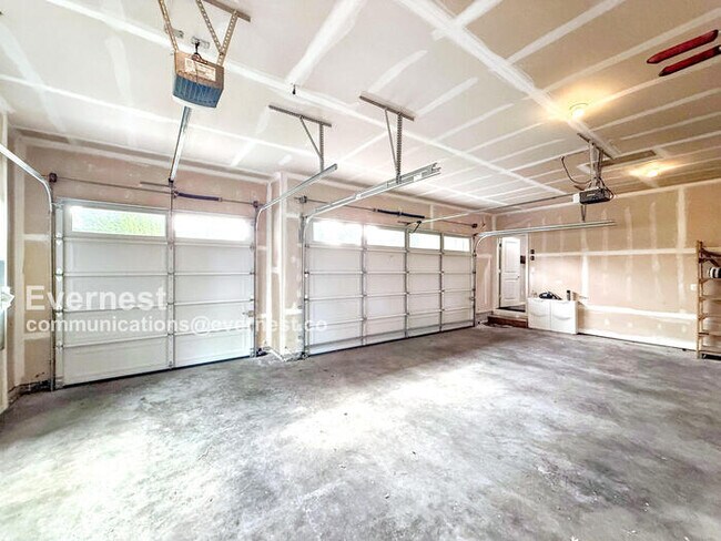 Building Photo - 3702 NE 24th St