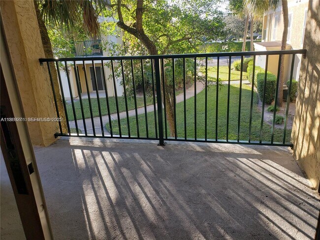 Building Photo - 949 Riverside Dr