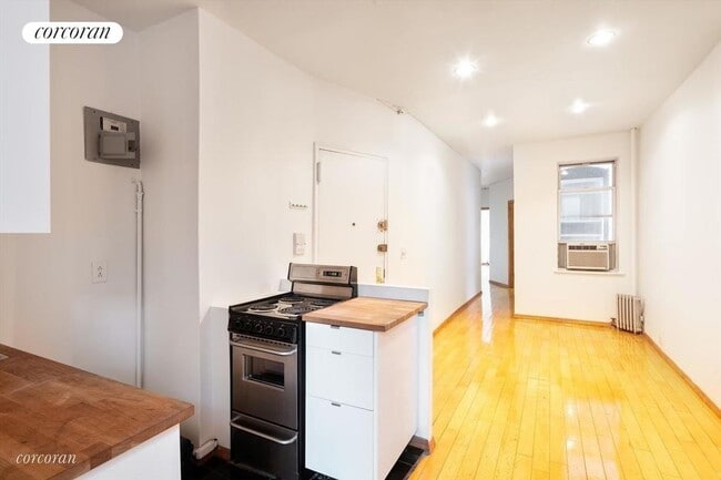 Building Photo - 257 W 12th St