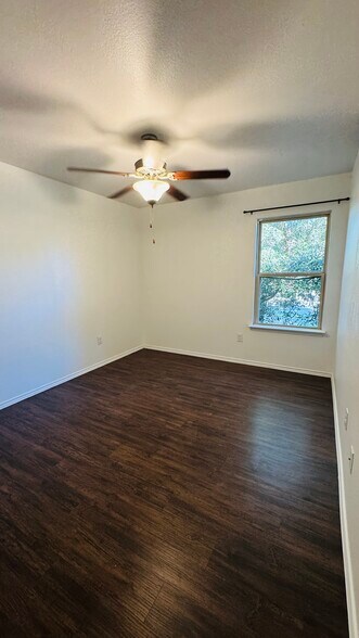 Building Photo - 112 Hendelson Ln