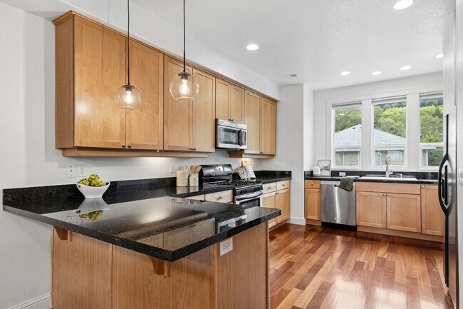 Building Photo - Spectacular SW Portland 2 bedroom Townhouse