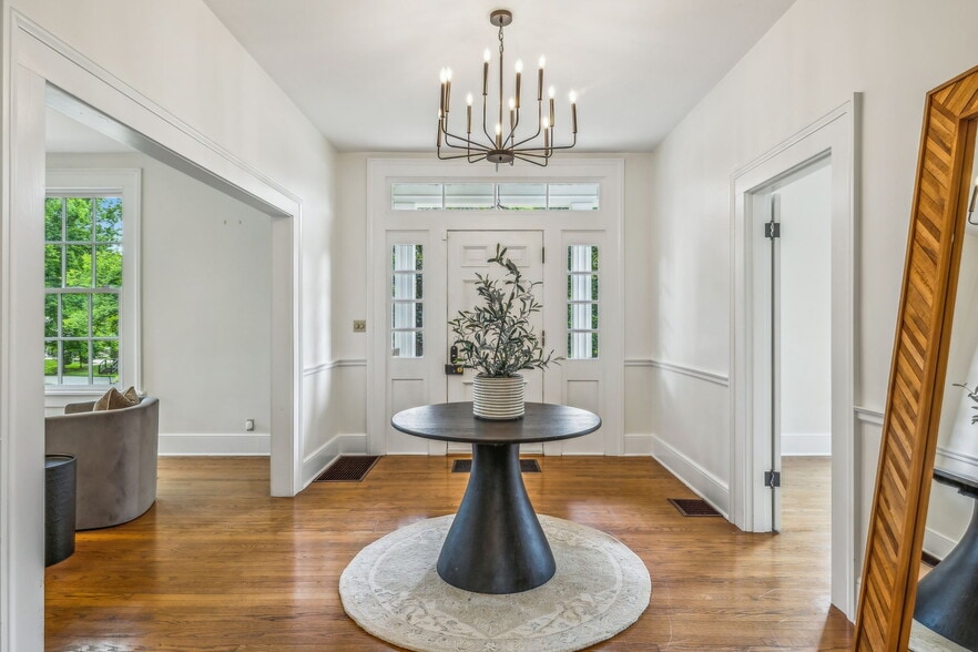 Building Photo - 2126 Sharondale Dr