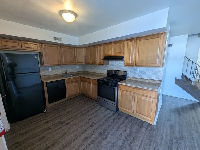 Building Photo - 136 Colonial Square Pl