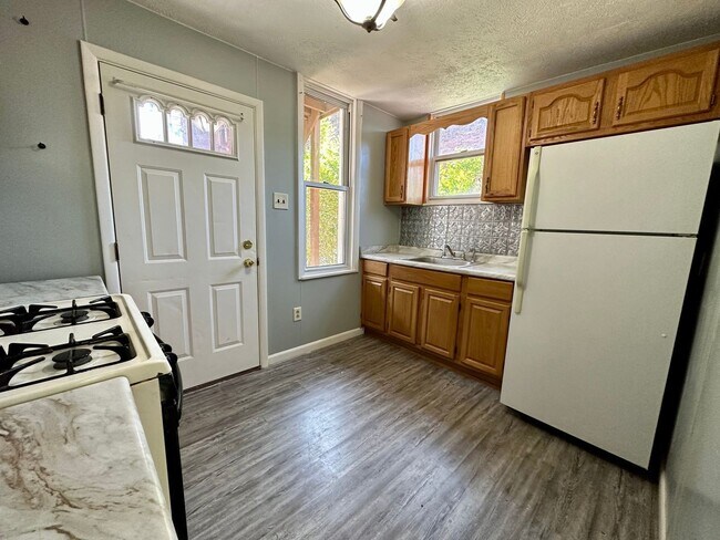 Building Photo - 817 N Sheridan Ave