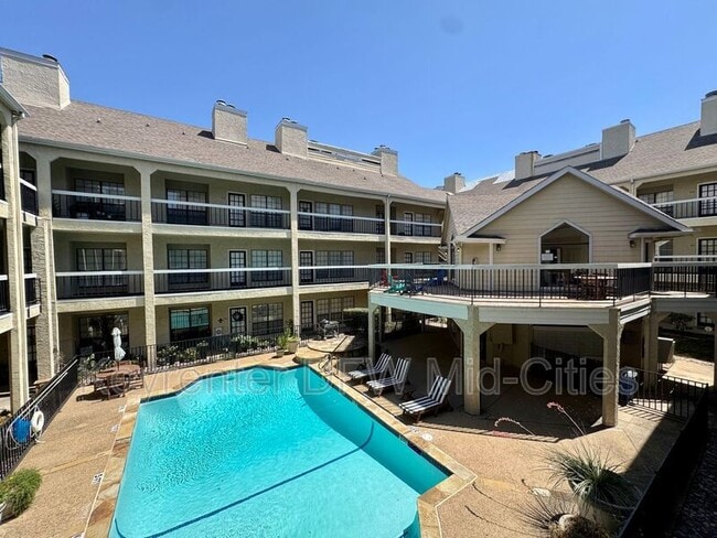 Building Photo - 4800 W Lovers Ln