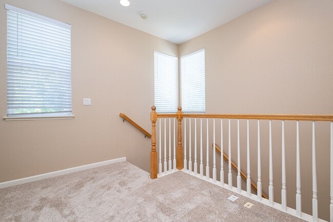 Building Photo - Spacious Folsom Parkway Home Near The Back...