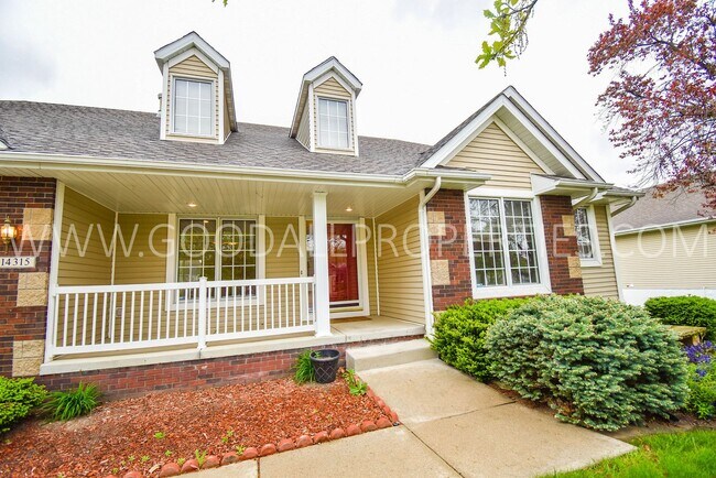 Building Photo - 4 Bedroom 2.5 Bathroom home in Urbandale