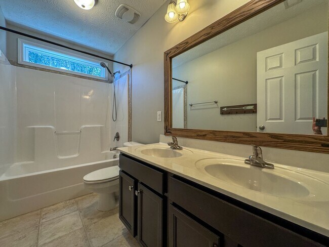 Building Photo - Beautiful 4 Bed 2.5 Bath Home in Raeford