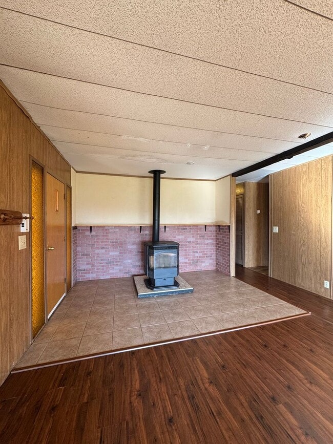 Building Photo - Spacious Pet-Friendly Rental on 3 Acres — ...