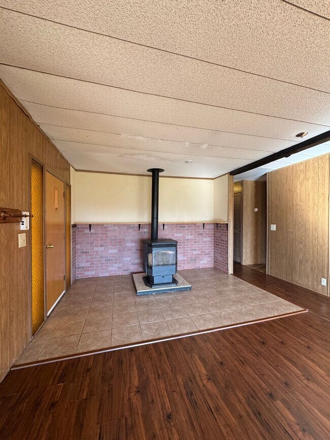 Building Photo - Spacious Pet-Friendly Rental on 3 Acres — Perfect for Horse Owners!