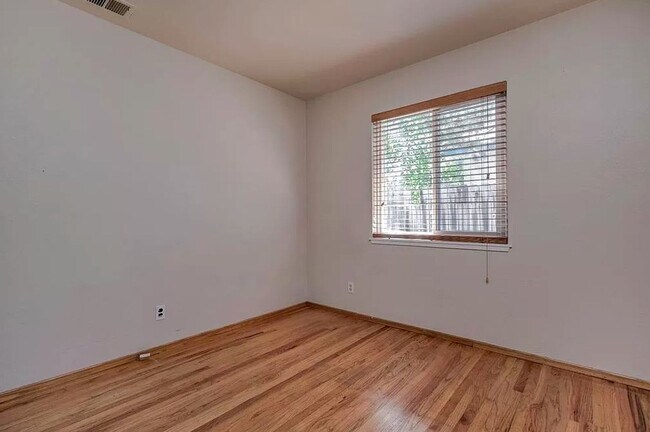 Building Photo - Fantastic 3 Bed 2 Bath Home Available Now!