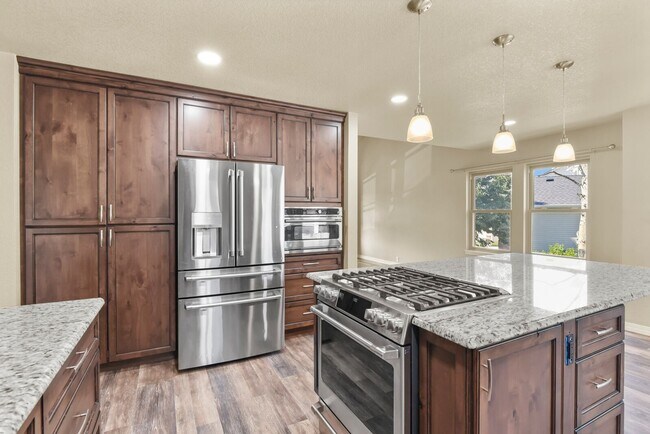 Building Photo - Stunning 5 Bedroom in School District 20