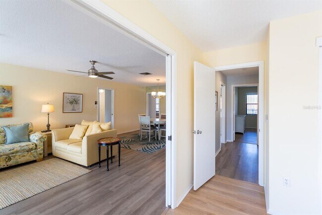 Building Photo - 5630 Golf Pointe Dr