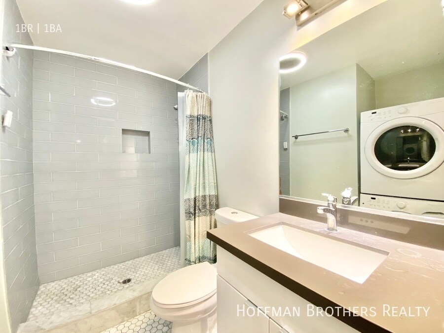 Building Photo - 1535 N Kenmore Ave