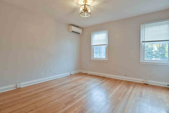 Building Photo - 725 Kearny St NE